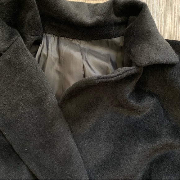 Long black trench coach, no tag but fits like a S - Picture 2 of 3